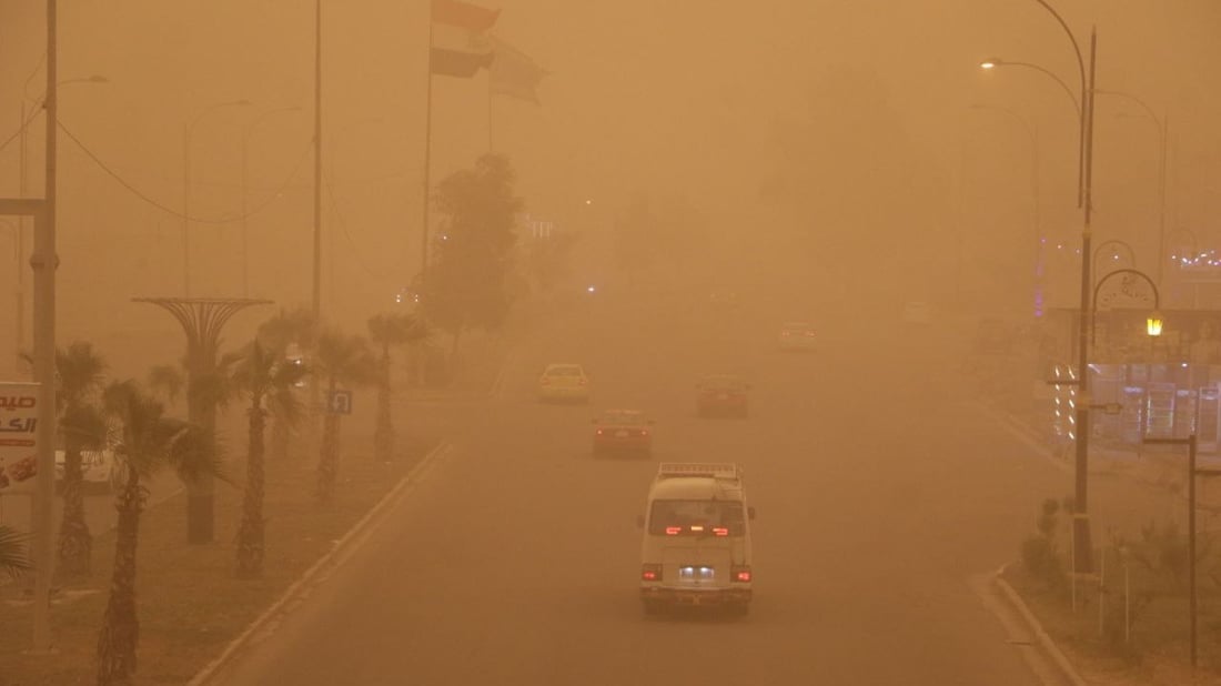 قللوا السرعة وانتبهوا جيداً.. المرور تحذر من موجة غبارية تحجب الرؤية