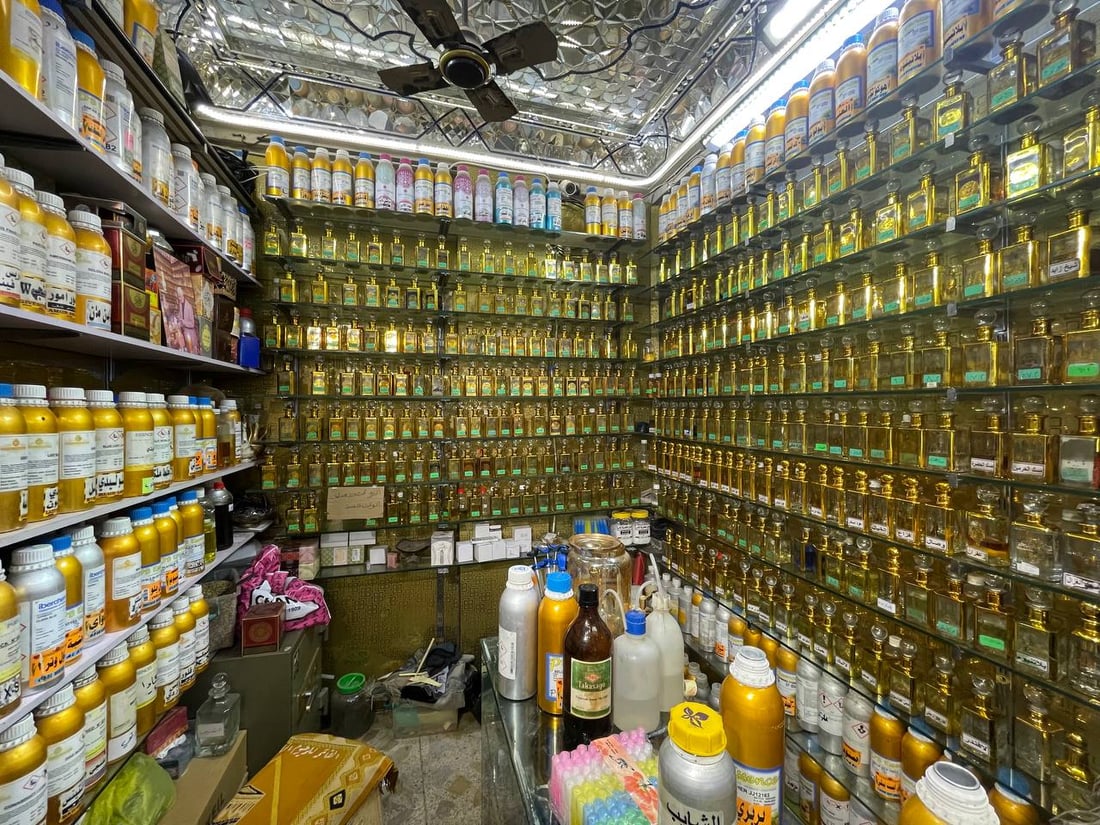 يصدّر خلطة الشايب إلى الخليج.. صور من عطور “عبود غفلة” في سوق النجف الكبير