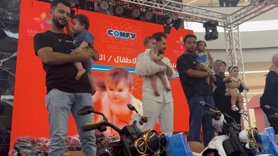 فيديو: مسابقة زحف للأطفال والمرح تصاعد مع 