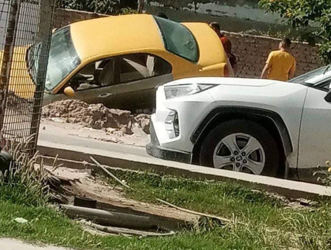 صور: حفرة على طريق كوفة – نجف تبتلع “اوبترا” صفراء