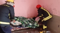 صور: إنقاذ امرأة مسنة بعد انهيار أجزاء من منزلها بسبب ا...