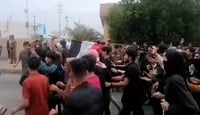 عراضة وأهازيج غاضبة في 