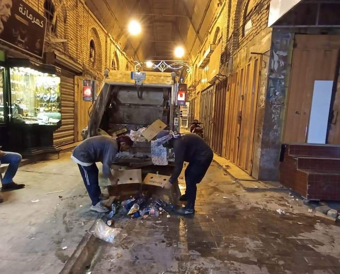 السماوة تعاقب 4 تجار بغرامات كبيرة.. أبعدوا نفاياتكم عن حاويات السوق (صور)