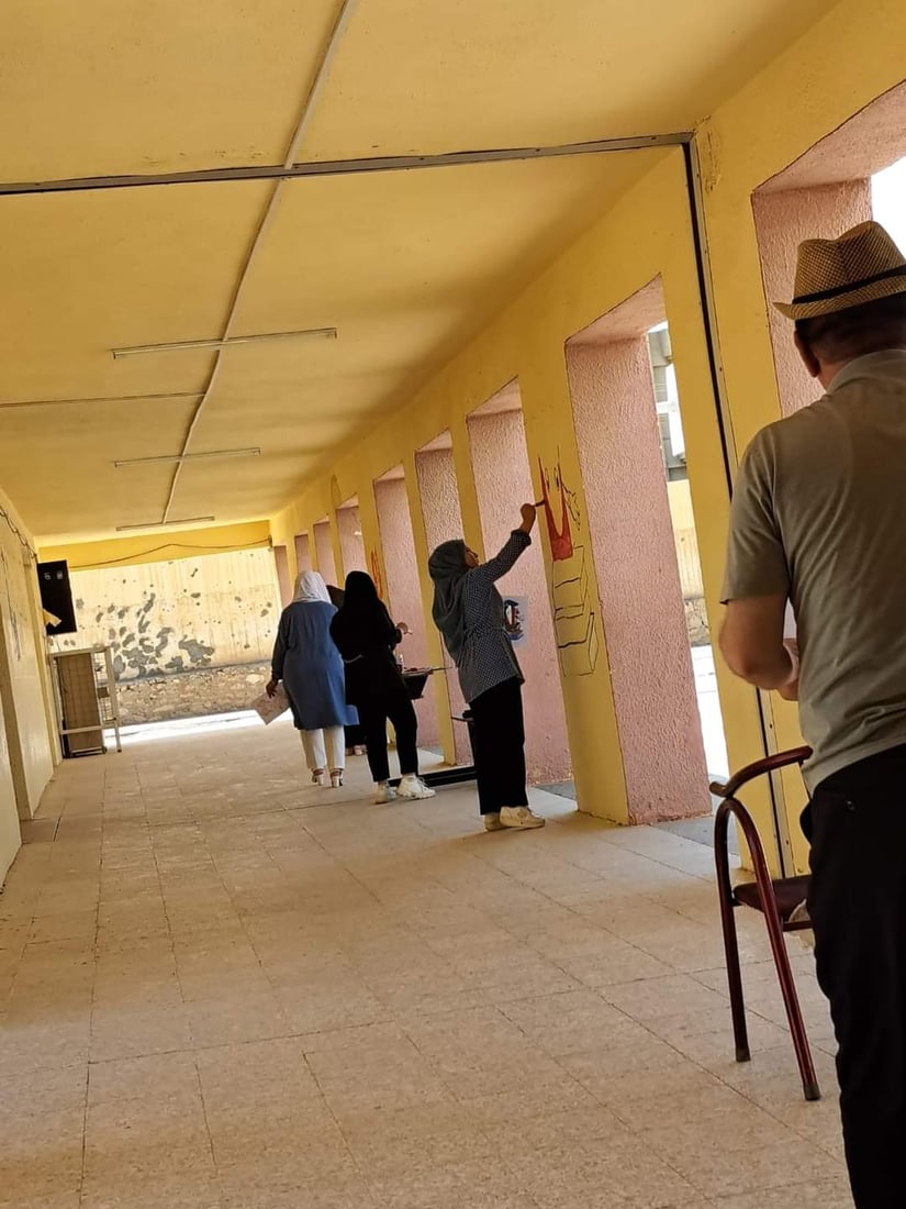 مبادرة الرائدة نزيهة سليم.. فنانو تلعفر يزينون المدارس برسوم كارتونية (صور)