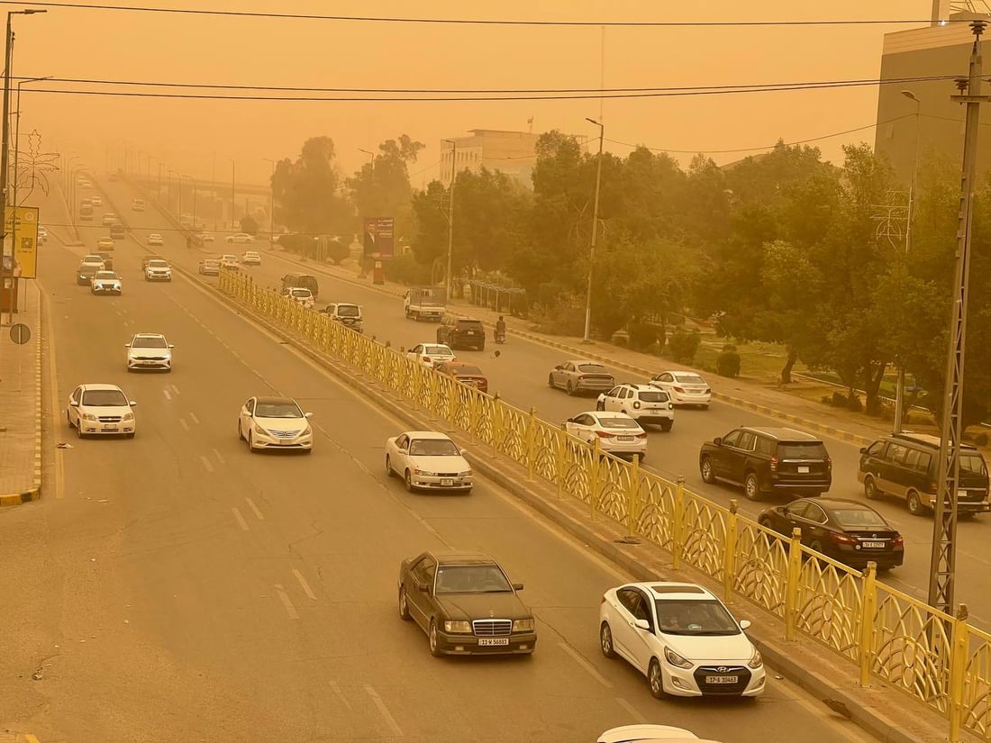 صور: عاصفة ترابية تحول سماء النجف إلى اللون الأحمر
