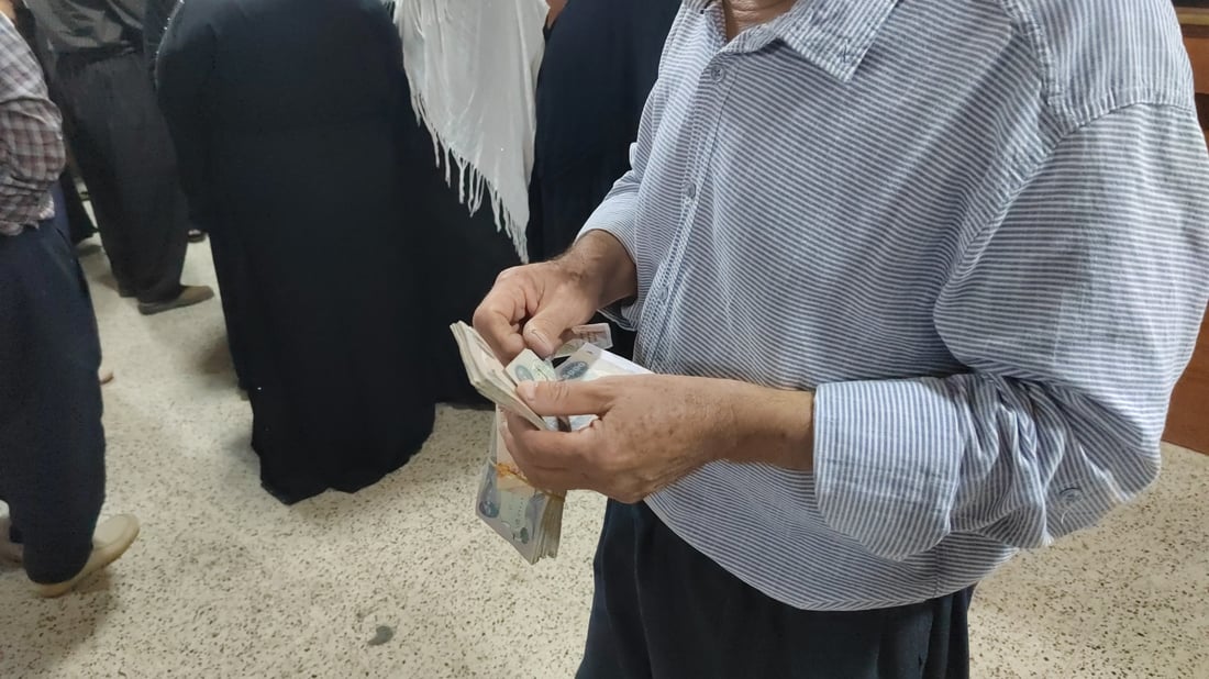 ازدحام في مصارف كردستان مع بدء صرف الوجبة الأولى من رواتب شهر أيار