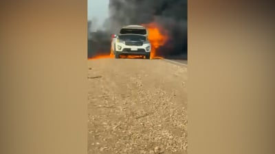 النيران تشتعل في سيارة “عرسان” على طريق مندلي