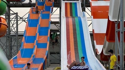 “الزحليگة” بارتفاع 9 أمتار.. افتتاح مدينة مائية في الكوت على شط دجلة (صور)