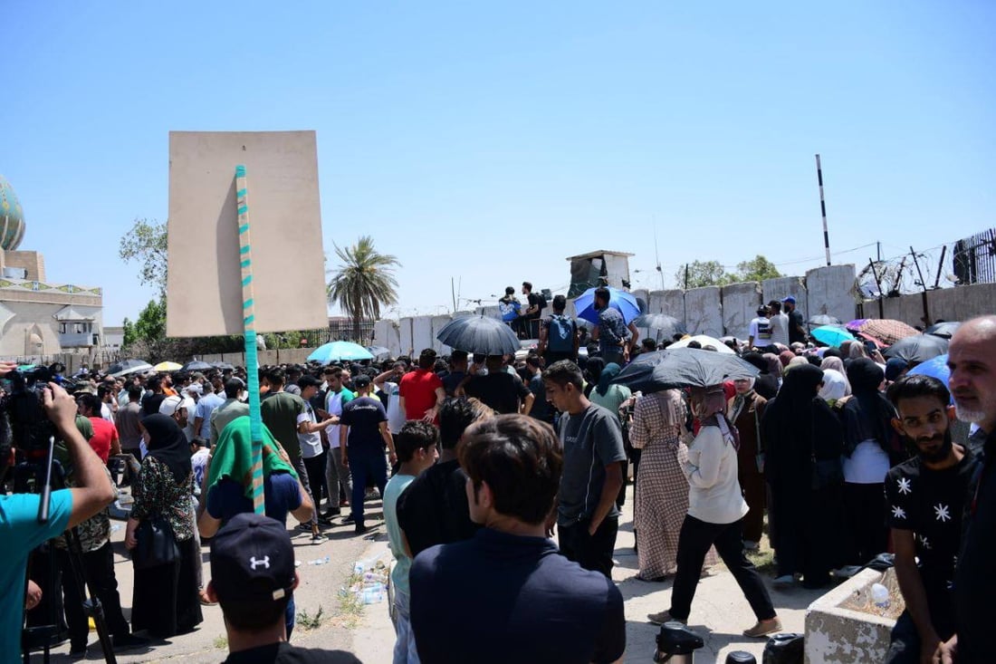 كتاب رسمي أثار غضبهم.. تظاهرة للمحاضرين المجانيين داخل المنطقة الخضراء (صور)