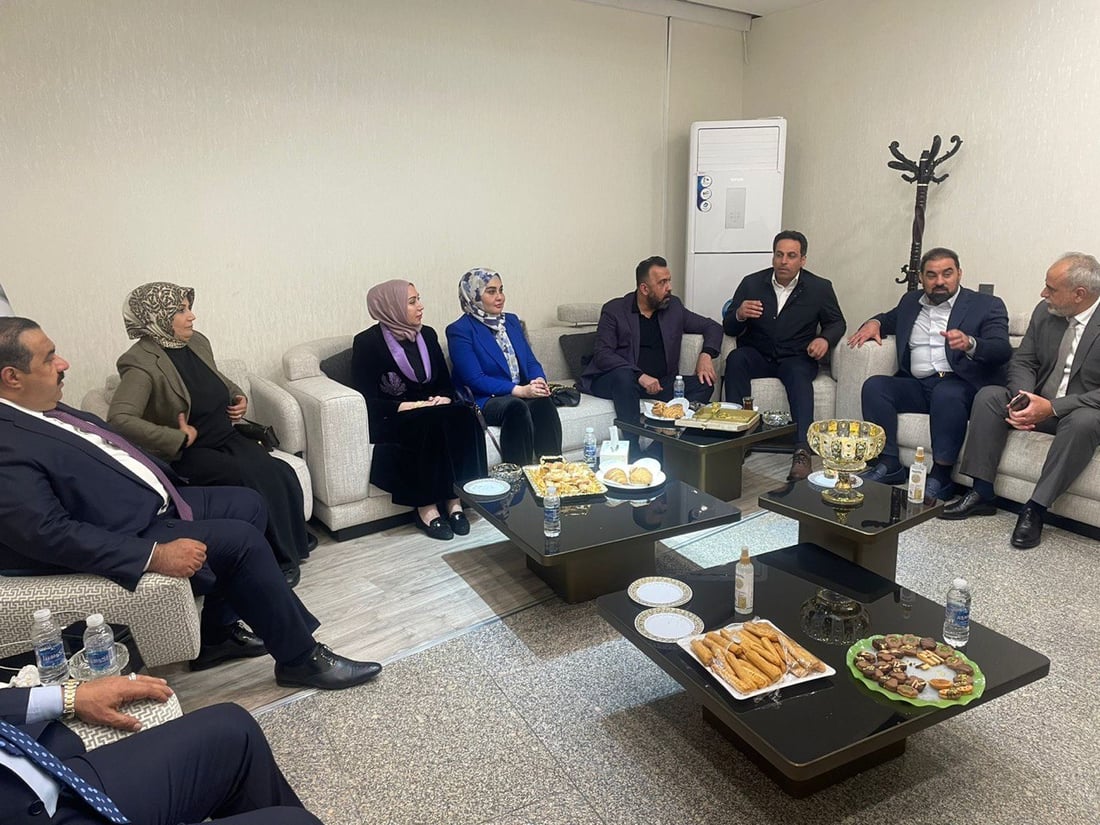 صور: قادة تقدم وعزم يأكلون كعك أبو الدهن بانتظار نصف ساعة لا تنتهي!