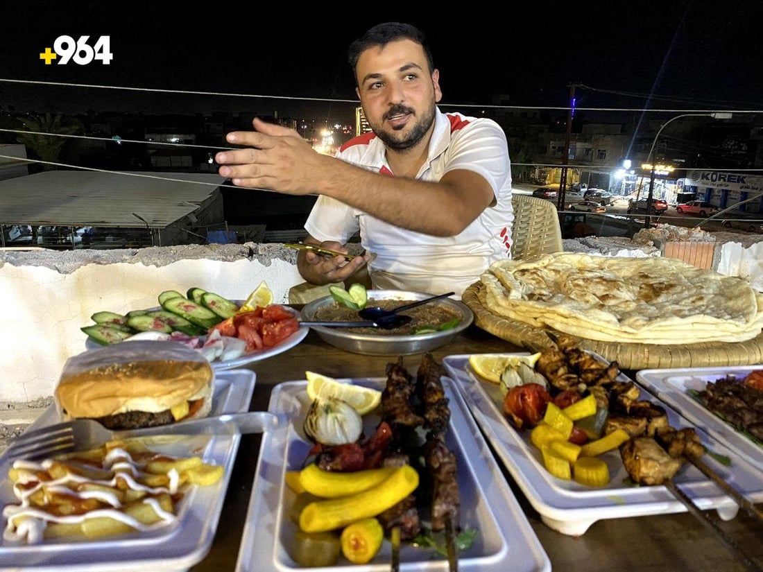 صور: مطعم في بعقوبة يلمس ذكريات العراقيين بـ “صينية بيت” وعلى السطح!