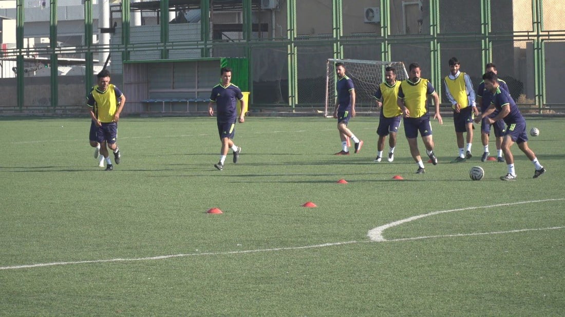 صور: النجم كريم محمد علاوي يطور خبرات المدربين في الحلة والحضور من كل الفرات