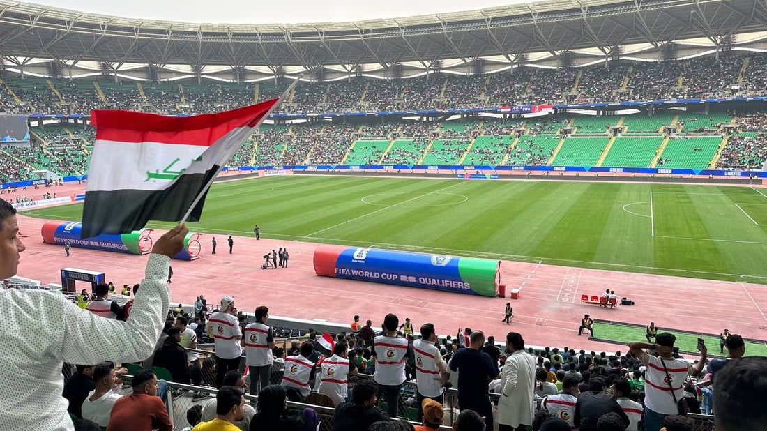 صور من مدرجات جذع النخلة.. آلاف المشجعين في البصرة لمساندة أسود الرافدين