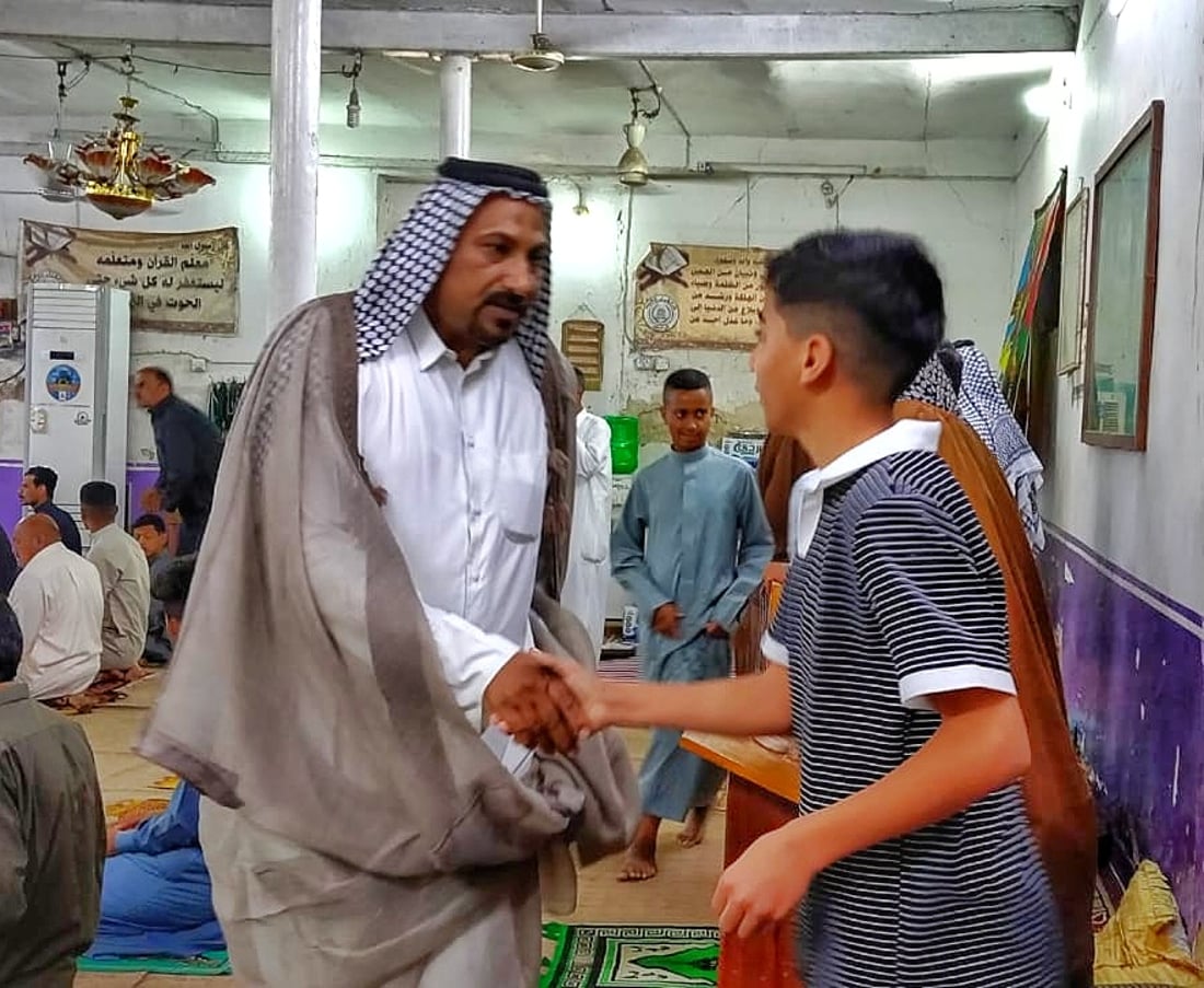 صور: غماس قرأت زيارة الحسين ووزعت “البحت” بعد صلاة العيد