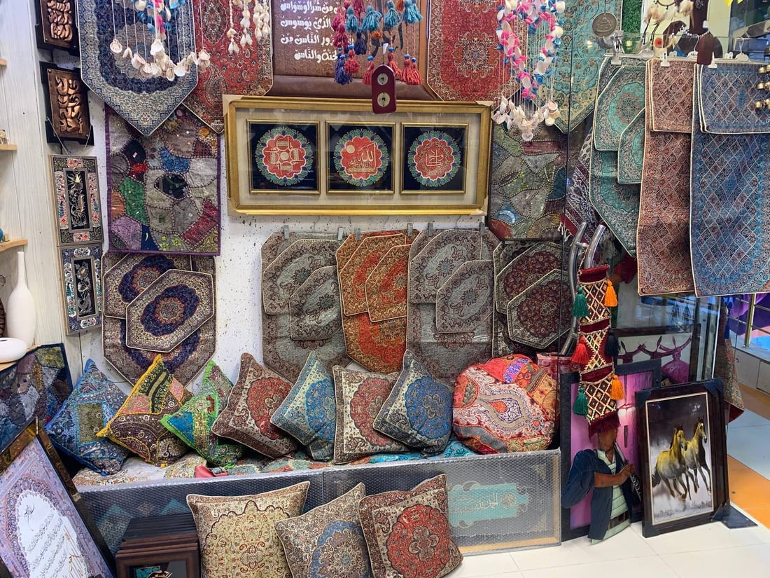 منمنمات وجلسات عربية.. “فيروزيات” تكسر رتابة سوق الكوت بالأنتيك اليدوي (صور)
