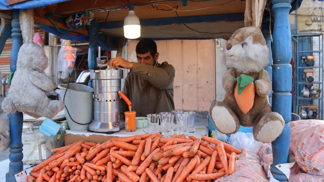 أبو حسين يعصر الجزر في الكاظمية ويشرح للزبائن فوائده: إنه يقوّي النظر