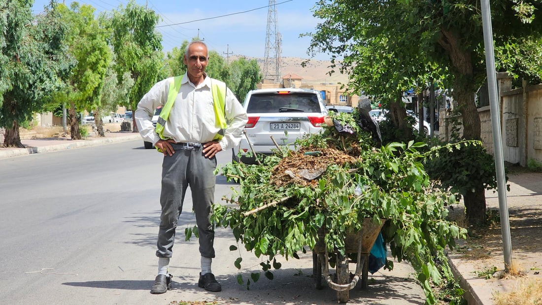 پیاوێکی بە نەتەوە عەرەب 16 ساڵە بە ویژدانەوە شەقامەکانی کۆیە پاک دەکاتەوە