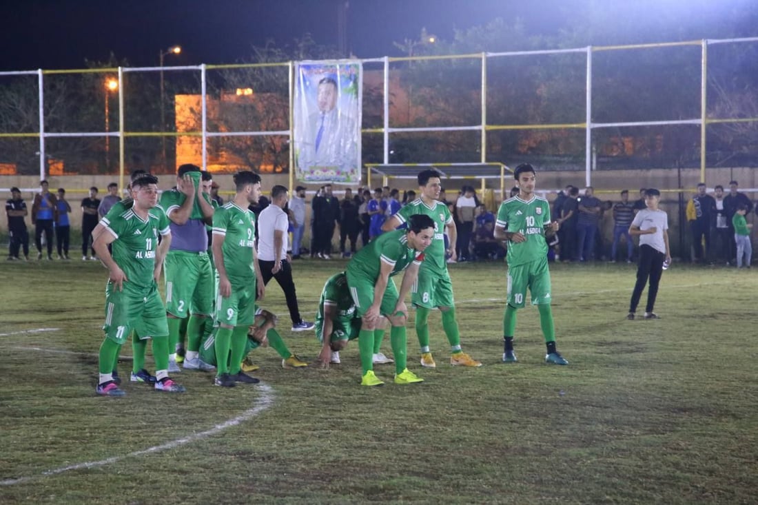 “شيل.. شيل يا طويل العمر”.. فريق الأصدقاء يرفع كأس بلد بعد نهائي مثير (صور)