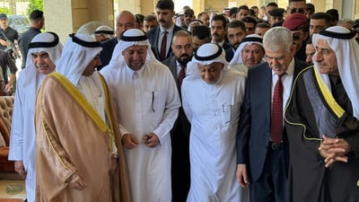 صور: بالغترة والدشداشة البيضاء.. شعلان الكريم يستقبل خميس الخنجر في مضيفه بمكيشيفة