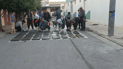لە بازیان چەند خۆبەخشێک بە هەرەوەزی كێلی قەبر دروست دەکەن