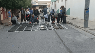 لە بازیان چەند خۆبەخشێک بە هەرەوەزی كێلی قەبر دروست دەکەن