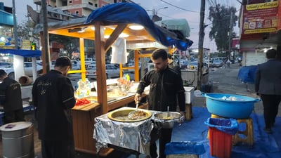 هەموو ئێوارەیەک بۆ بەربانگ لەفە دەنێرێ بۆ خێزانە هەژارەکان