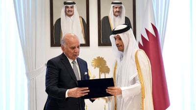 وزير الخارجية في قطر لتسليم أميرها دعوة رسمية لقمة بغداد