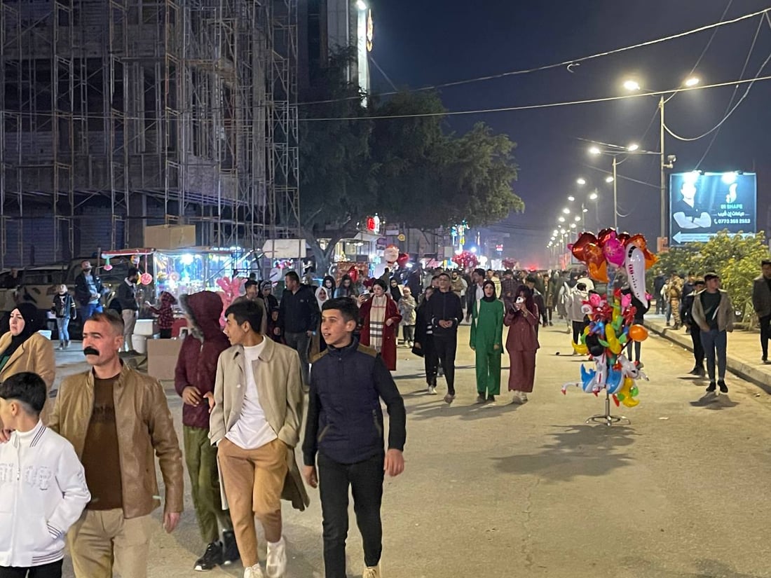 صور: بعقوبة تستقبل رأس السنة في “شارع الطابو” والعوائل ملأت المكان بالاحتفالات