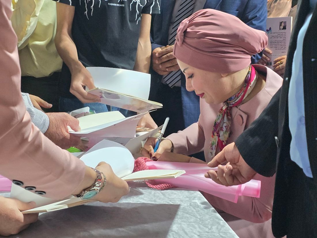 صور: أهل الموصل احتشدوا حول ليلى المولى خلال توقيع كتاب “فلسفة حرة”