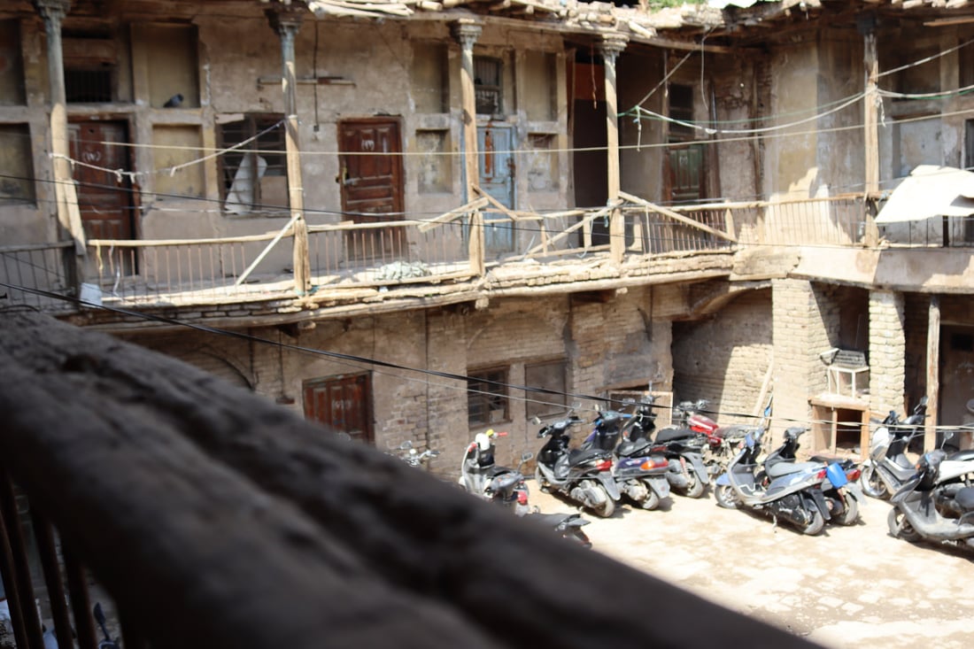 فيديو من “خان المدامغة” في الكاظمية: آخر شاهد على العهد العثماني تحوّل إلى “گراج”