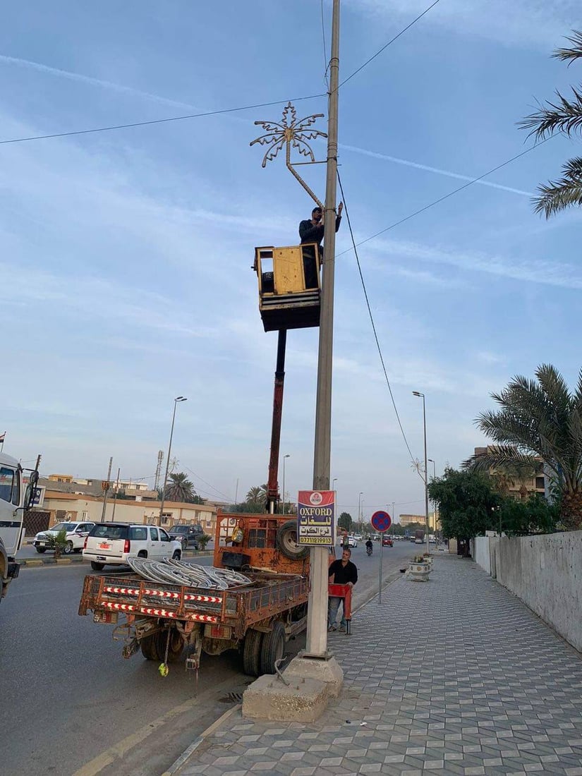 صور: البلدية مستاءة من حملة انتقادات واسعة لنشرات الزينة في شوارع الكوت