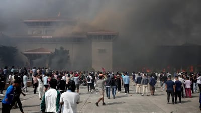 لە نیپاڵ وەزعەکە شڕە؛ بیناى پەرلەمان سوتێندرا