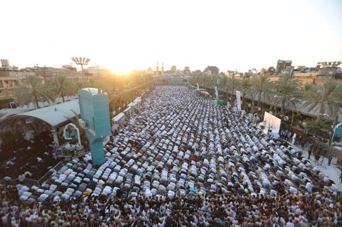 الآلاف تجمعوا في كربلاء.. صور من صلاة العيد بين الحرمين