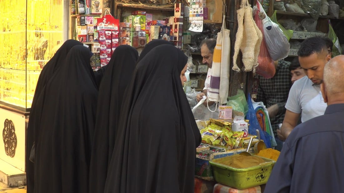 عطارو الحلة يعدون خلطة بهارات خاصة “لكليجة العيد”.. مع الحلقوم والدهن الحرّ (صور)