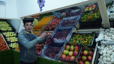 صور: “ملك الخضرة” يبهر أهالي شيخ سعد بترتيب الفواكه ونظافة الدكان