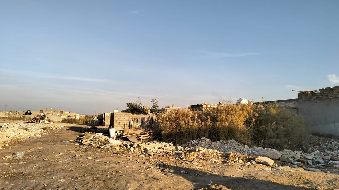 صور: هذه المنطقة البغدادية خارج الحياة منذ 20 سنة.. مختار الولداية يتحدث لفريق 964