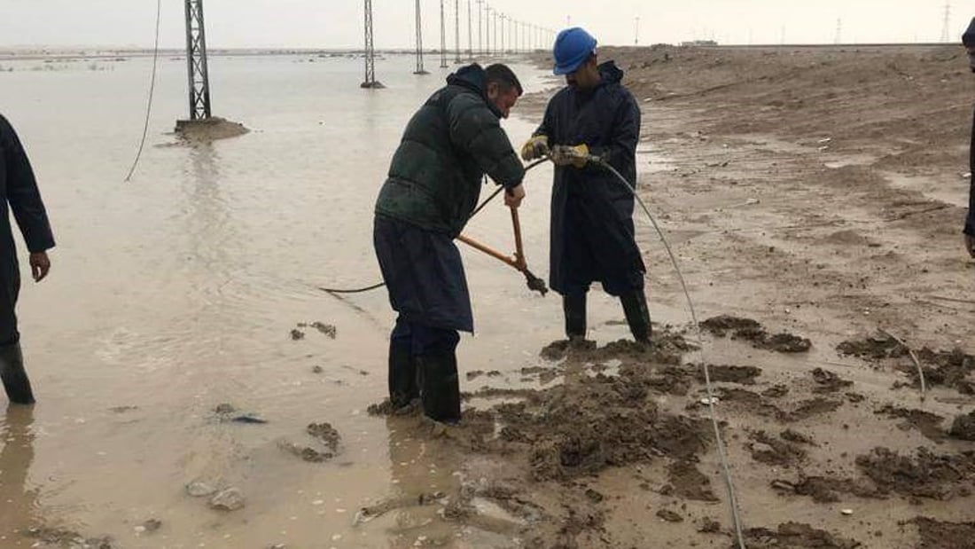 تحت الأمطار.. عدسة 964 ترصد عملا بطوليا لفريق كهربائي في الفاو