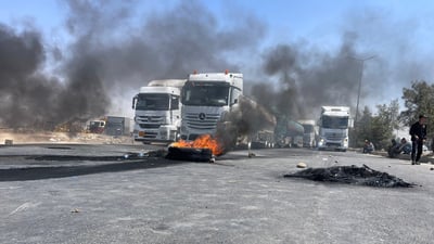 سائقو الصهاريج في خبات يغلقون طريق أربيل – موصل احتجاجاً على منع دخولهم تركيا