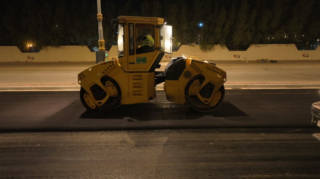 صور من كربلاء.. العمل يتقدم بسرعة في شارع مجمع الدرة