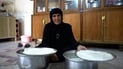 تحلب الجاموسة أمامك وتنهي شكوك الغش.. أم باسم في البتار على طريق بغداد