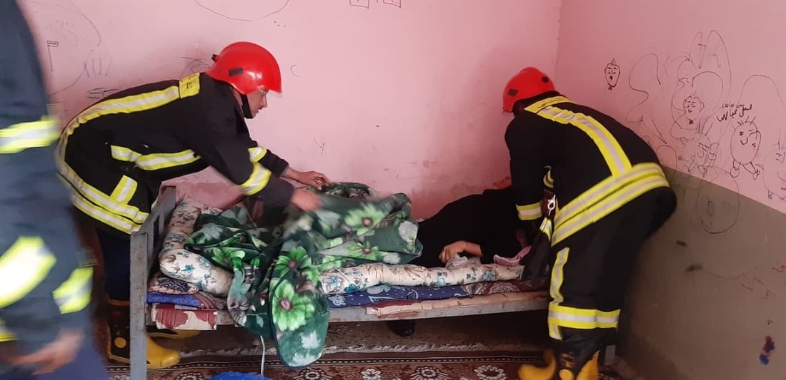 صور: إنقاذ امرأة مسنة بعد انهيار أجزاء من منزلها بسبب الأمطار في ميسان