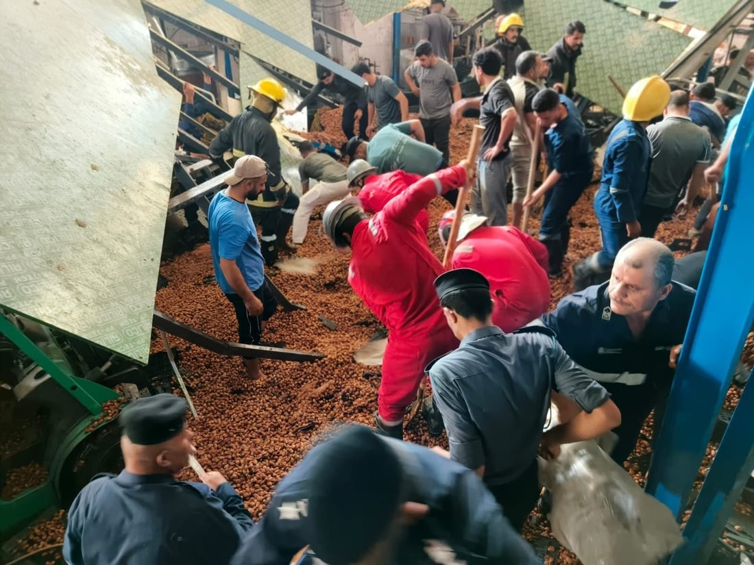 صور: إنقاذ عمال دفنوا تحت أطنان من التمور بعد انهيار مخزن في الحسينية