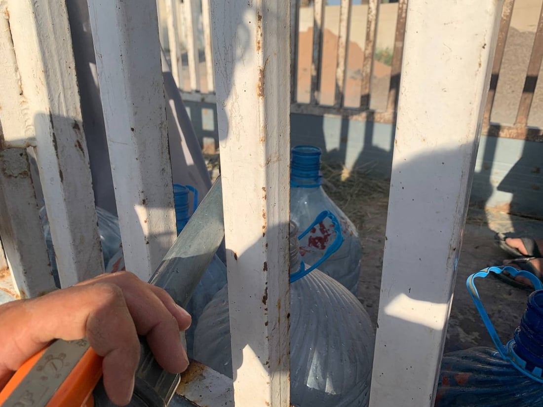 الإسالة ملوثة وتأتي مرة في الأسبوع.. أهالي “الشيحة” يشترون المياه للشرب (صور)