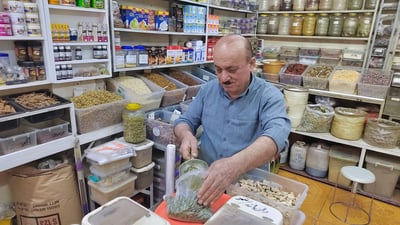 دوکانە رەنگاورەنگەکەی حەکیمی ئاڵەت 70 ساڵ تەمەنی کردووە