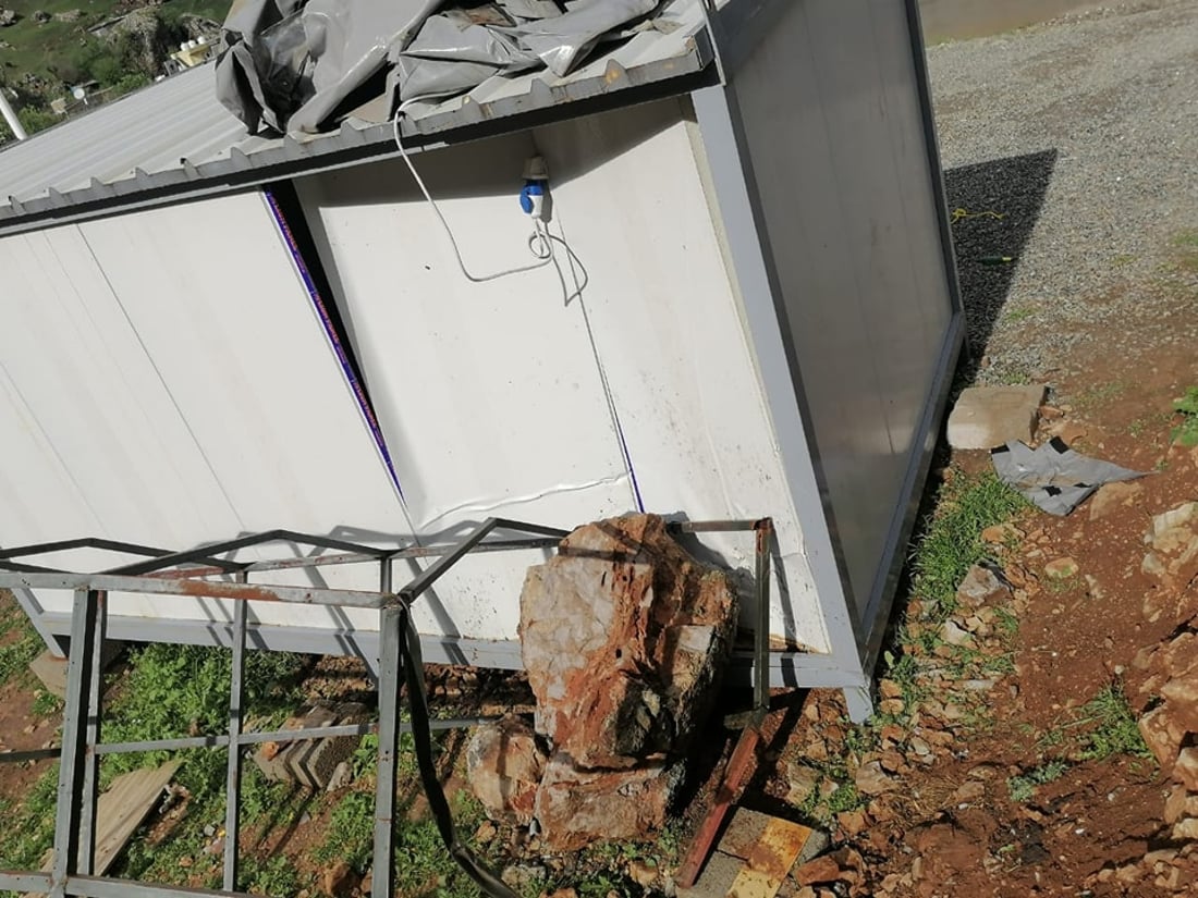 بەردێکی گەورە لە شاخێک کەوتەخوارەوە و بەر ماڵێک کەوتووە 