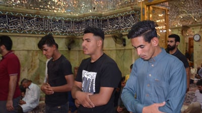 زوّار من كل مكان.. صور من داخل مرقد السيد محمد في بلد