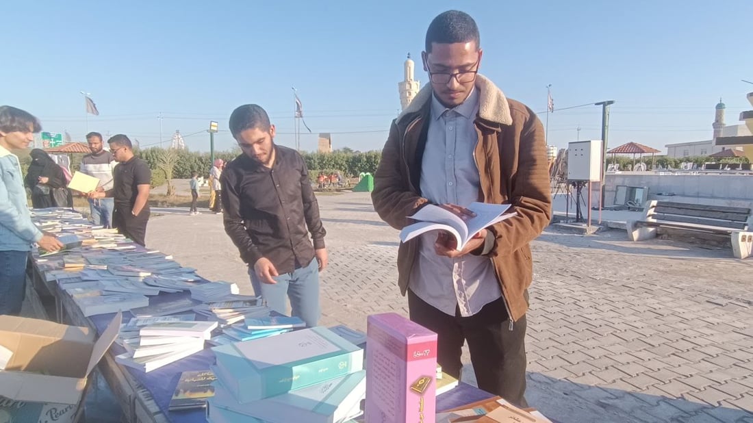 صور من أقصى العراق.. قراء الفاو يوزعون الكتب في الهواء الطلق