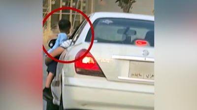 فيديو صادم.. سائق يتلاعب بحياة طفل في السليمانية والشرطة تبحث عنه