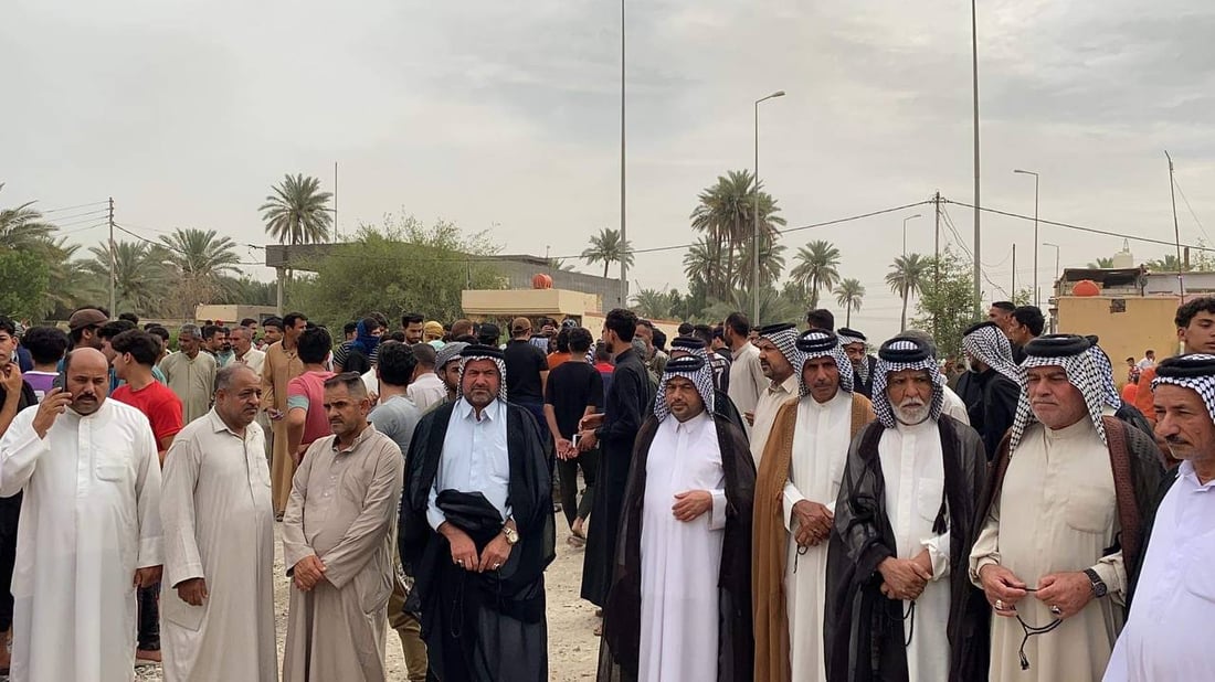 “لن نتحرك قبل إعادة المحطة المتنقلة”.. سكان الهندية يحاصرون دائرة الكهرباء (صور)