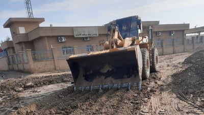 صور: حل مؤقت.. بلدية القرنة تقشط الطرق وتفرش “السبيس” لتجاوز بحيرات الوحل